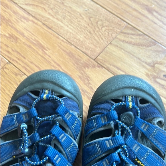 KEEN youth size 6 Outdoor Sandals grey waterproof washable durable like new - Picture 12 of 13